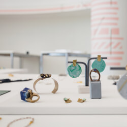 img/events/4/gallery/thumbnail/cluster-contemporary-jewellery-2022-gallery-31.jpg